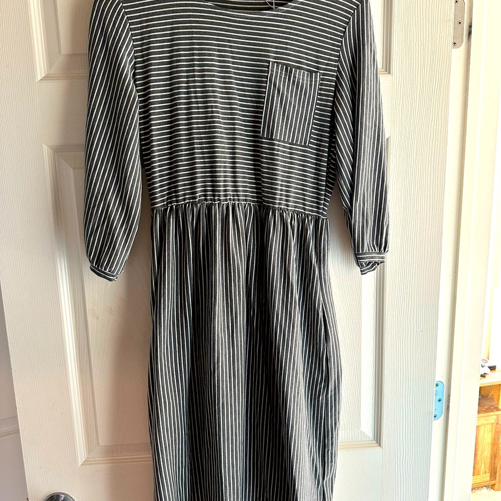 Stretch cotton midi dress. Comfy fit. 3/4 length sleeves